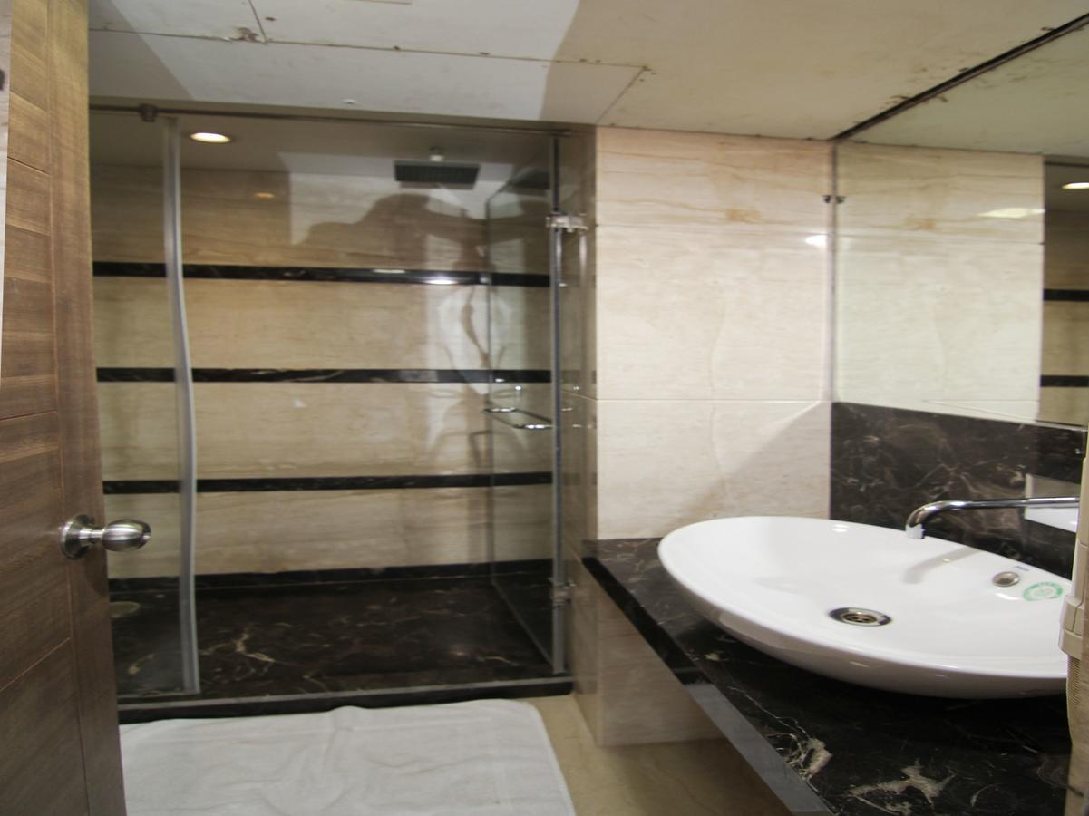Oyo 12496 Skyotel Lucknow Luaran gambar